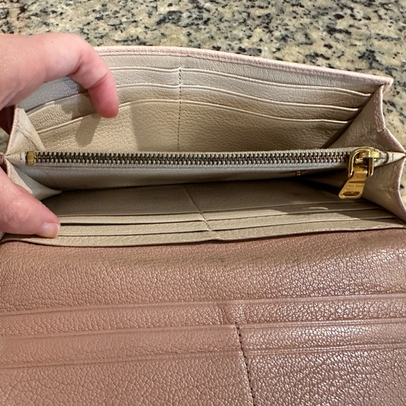 Small call outs Miu Miu Continental Bow wallet pink and beige - Picture 4 of 11